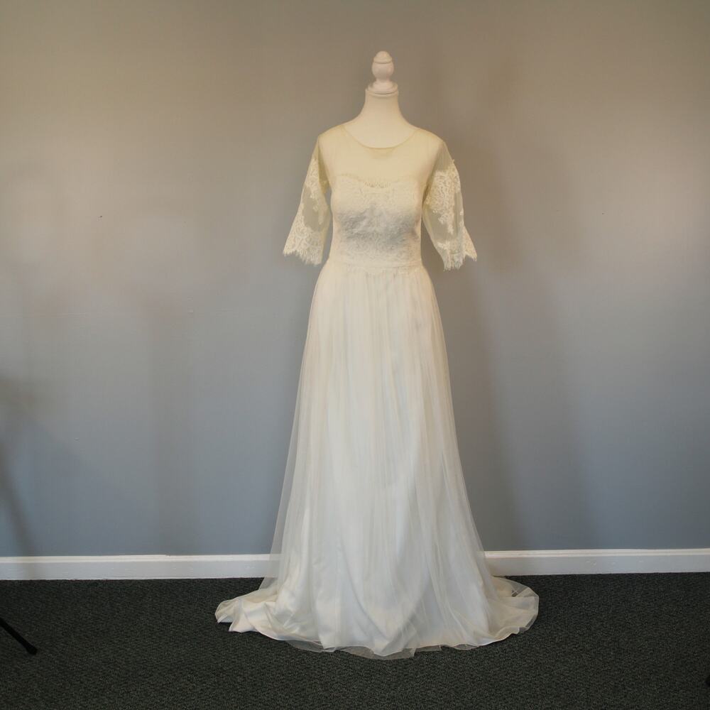 Elegant Ivory Lace A-Line Wedding Dress with Sheer Short Sleeves